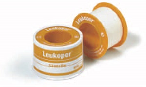 CEROTTO ADESIVO IPOALLERGENICO LEUKOPOR. SUPPORTO: TESSUTO NON TESSUTO BIANCO DI POLIESTERE E VISCOSA ADESIVO POLIACRILICO SENZA RESINE E GOMME NATURALI. 5X5CM MUTABILE - Farmastop