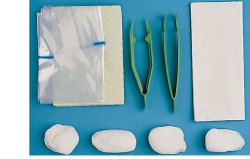SET PER MEDICAZIONE MEDIUM CONTENENTE PINZA AD ANELLI, PINZA ANATOMICA, 4 TAMPONI, SACCHETTO DI CARTA PER RESIDUI, TELO IMPERMEABILE/ASSORBENTE, 2 GUANTI IN LATTICE - Farmastop
